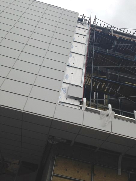 Монтаж ограждающих конструкций с облицовкой фасадными кассетами на торговом центре